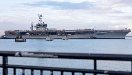USS Truman, CVN-75, Flugzeugträger, US Navy USS Truman auf dem Weg in die Werft
