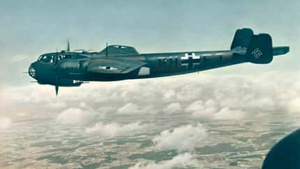 Dornier Do 217 E im Flug über einer Wolkendecke