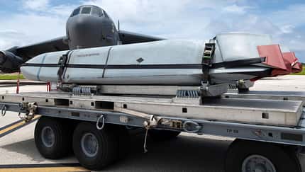 Boeing, B-52,JASSM, Stratofortress JASSM-Flugkörper auf Transportwagen vor B-52-Bomber
