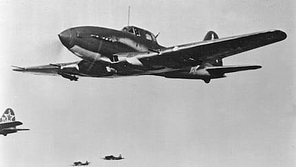 Mehrere sowjetische Iljuschin Il-10 im Formationsflug.