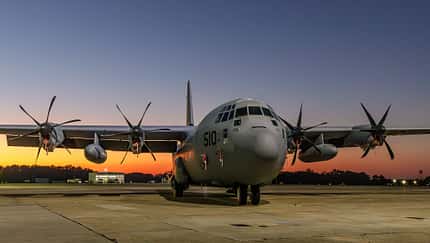 Lockheed Martin, C-130J, E-130J, Phoenix, US Navy, Weltuntergang C-130J Hercules am Boden vor Sonnenuntergang
