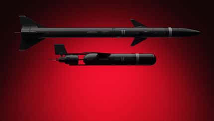 Helsing, Contra, AD-1, AD-2, Luftverteidigung, Drohnenabwehr Helsing Flugkörper AD-1 und AD-2 vor rotem Hintergrund