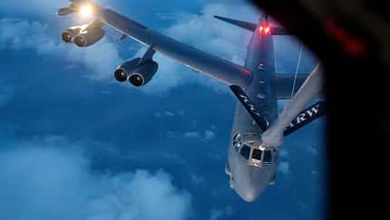 Boeing B-52H wird bei Global Thunder 27 betankt