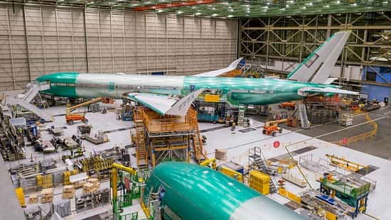 Bei der ersten fliegenden Boeing 777-9 wurde erstmals die Elektrik eingeschaltet.