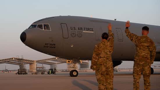 KC-10 mit Bodenpersonal