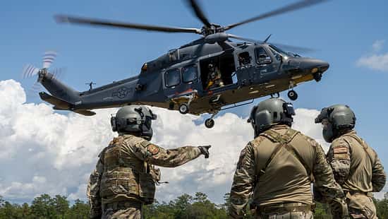 MH-139 Grey Wolf mit Soldaten