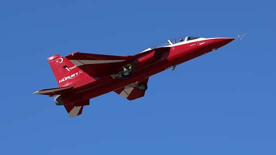Neuer türkischer Jet-Trainer Hürjet im Flug.