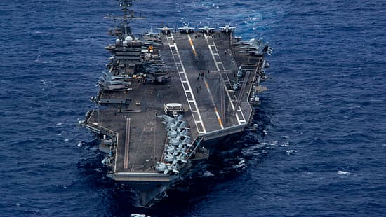 Flugzeugträger USS Abraham Lincoln aus der Luft