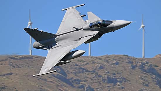 Saab Gripen vor Windrädern