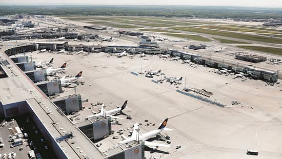 Luftaufnahme des Vorfelds von Terminal 1 am Frankfurter Flughafen
