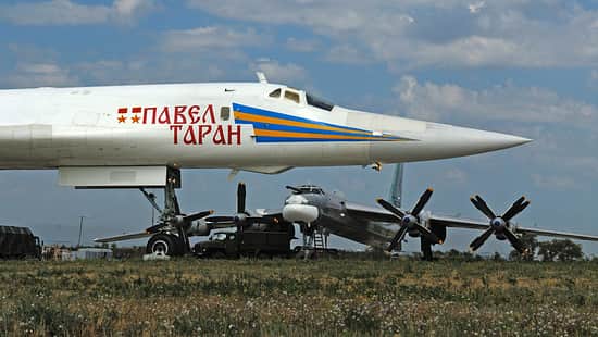 Tupolew Tu-95 Bear und Tu-160 Blackjack in Engels 