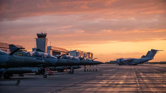 Mirage 2000D mit A400M auf Flightline im Sonnenuntergang