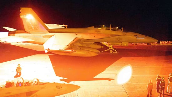 F/A-18F Super Hornet VFA-11 bei Nacht auf USS Truman