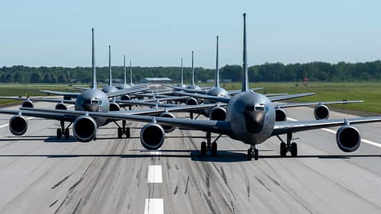 Mehrere KC-135-Tanker hintereinander auf der Startbahn