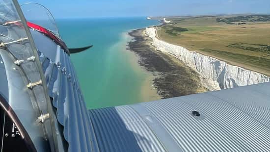 Junkers A50 fliegt entlang der Steilküste von Dover.