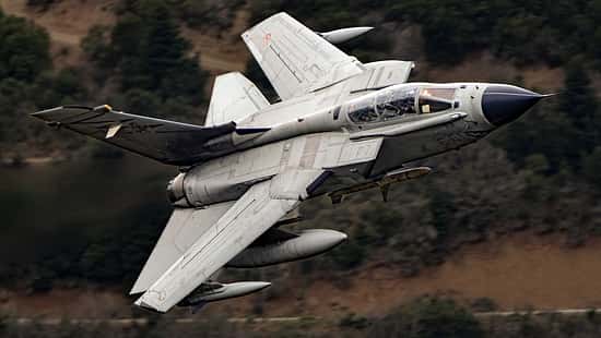 Panavia Tornado der italienischen Luftwaffe im Tiefflug.