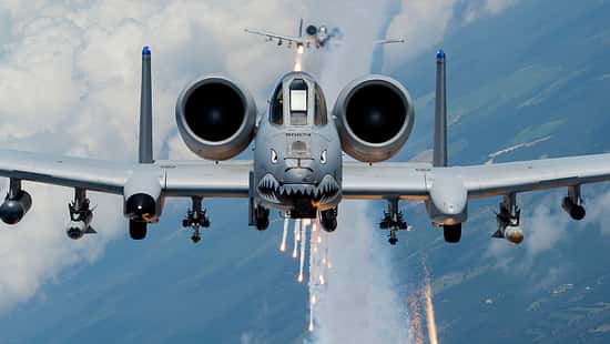 A-10 im Flug von vorne mit Flares
