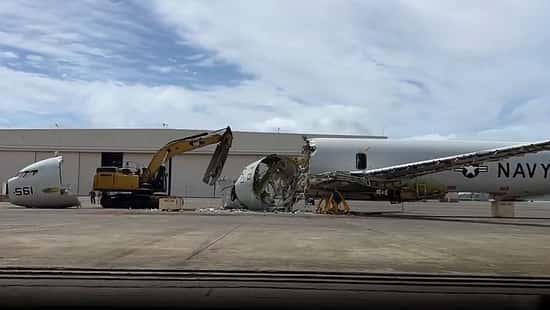 Eine P-8A Poseidon wird verschrottet.