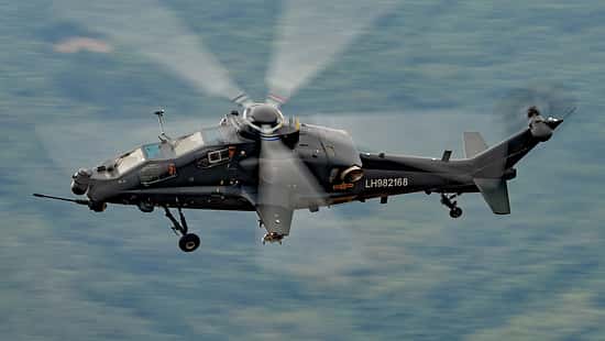 Chinesischer Kampfhubschrauber Harbin Z-10 in Aktion.