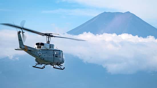 Bell UH-1N fliegt auf Fuji-Berg zu