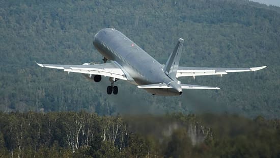 Erster russifizierter Serien-Superjet in Russland beim Start zum Erstflug.