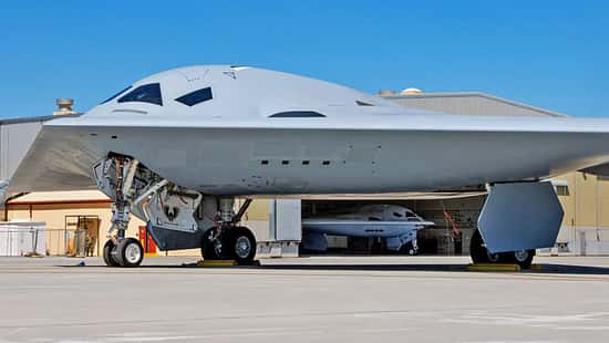 Northrop Grumman B-21 Raider am Boden mit zweiter Maschine im Hintergrund