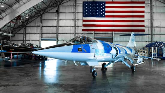 Lockheed F-104 Starfighter im Hangar mit ATLAS-Triebwerkstestvorrichtung