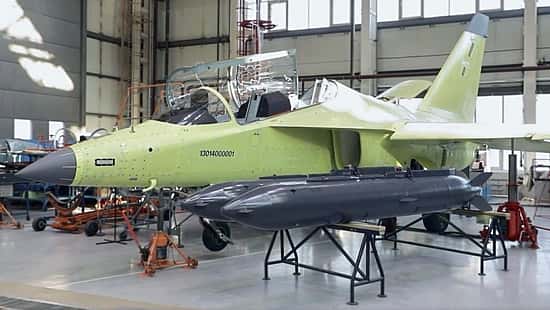 Erste Jakowlew Jak-130M steht fertig in der Fabrik.