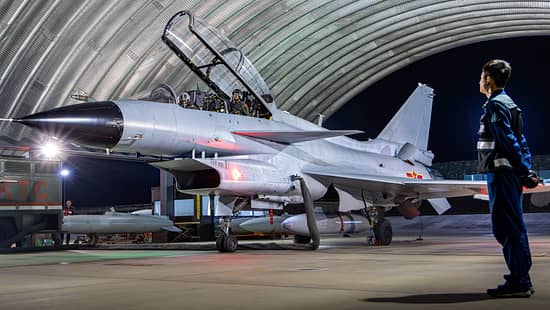 Piloten, die einer Luftfahrtbrigade der Luftwaffe unter dem Kommando des Südlichen Theaters der chinesischen Volksbefreiungsarmee zugeteilt sind, sitzen im Cockpit eines J-10 Mehrzweck-Kampfjets und bereiten sich auf eine Flugtrainingsübung Ende September 2025 vor.