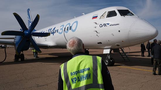 Russisches Regionalflugzeug Il-14-300 im Altai-Gebirge und in Baikonur.
