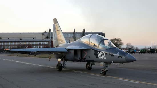 Jakowlew Jak-130M am Boden vor Fabrikgebäude
