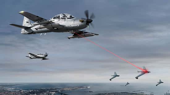 Turboprop-Flugzeug richtet Laserstrahl auf Drohne (Computergrafik)
