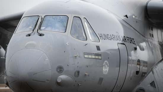 Ungarn vervollständigt seine C-390-Transportflugzeugflotte mit der zweiten Auslieferung von Embraer.