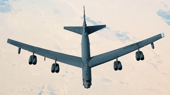 B-52H Stratofortress im Flug von oben über Wüstenlandschaft