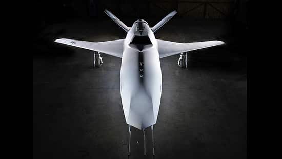 Fluggerät in dunklem Hangar von oben gesehen