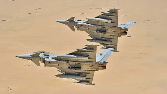 Zwei Eurofighter der italienischen Luftwaffe im Flug über Kuwait