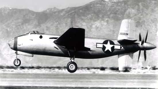 Douglas XB-42 nach dem Abheben von der Seite