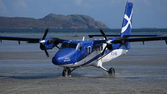 Landung am Strand von Barra mit der Twin Otter von Loganair. 