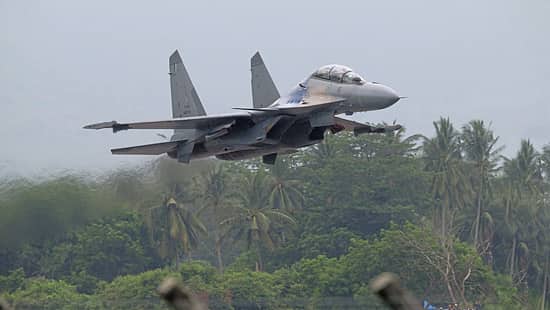 Eine Suchoi Su-30MKM der Luftstreitkräfte Malaysias im Tiefflug