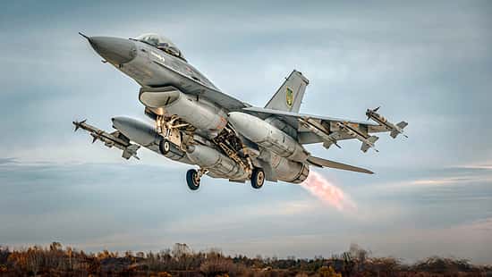 F-16AM der ukrainischen Luftwaffe beim Start mit Nachbrenner.