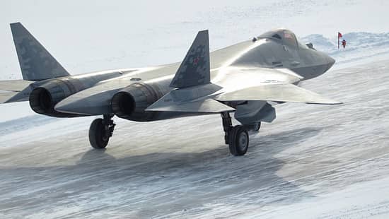 Neue Lieferung fabrikneuer Su-57 für die russische Luftwaffe - Start auf verschneitem Flugplatz. 