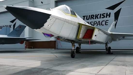 Zweiter Prototyp des türkischen Stealth-Kampfjets Kaan vor dem Hangar.
