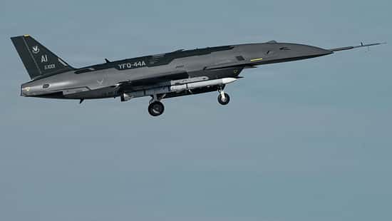 CCA-Drohne Anduril YFQ-44A mit AMRAAM-Flugkörper im Flug