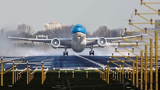 Boeing 777-300ER von KLM beim Start vom Flughafen Amsterdam
