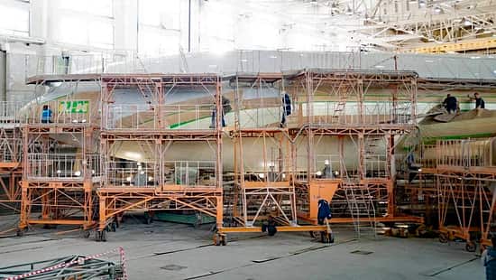 In der Lackierhalle des Flugzeugwerks Woronesch wird eine neue Il-96-300 lackiert.