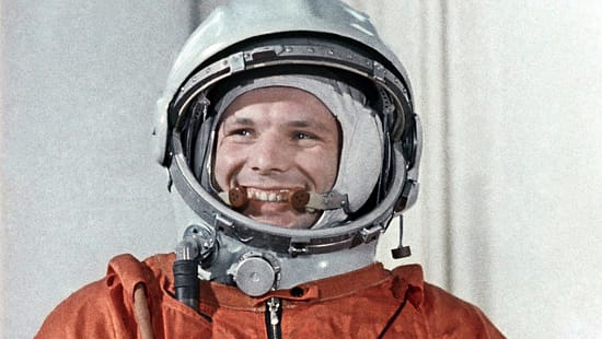 Kosmonaut Juri Gagarin nach seinem ersten Flug ins All im Raumanzug.