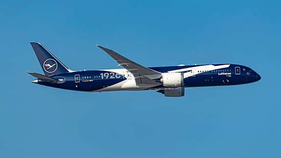 Boeing 787-9 der Lufthansa mit 100-Jahre-Sonderlackierung beim Überflug des Frankfurter Flughafens