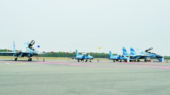 Suchoi Su-30 und K-8W bei ihrer Einweihungszeremonie am 12. März 2026.