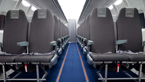 Passagiersitze der Iljuschin Il-114-300 aus Russland.