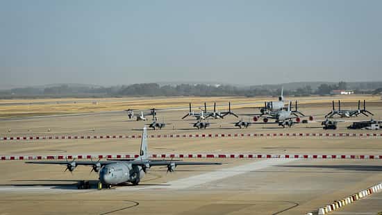 US-Flugzeuge stehen auf dem Rollfeld der Moron Luftwaffenbasis in Spanien.